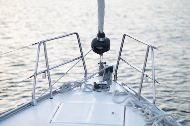 Yatçılık. Yelkenli yatı deniz arka planında burun manzarası