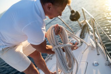 Macera. Yattaki adam yolculuğa hazırlanıyor.