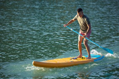 Okyanus denizinde yüzen atletik adam..