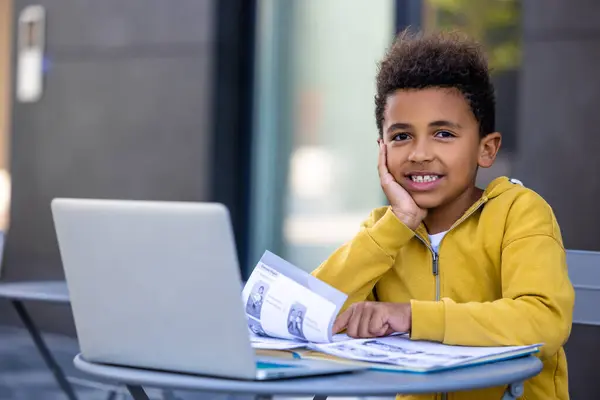 Skolpojke Söt Afrikansk Amerikansk Pojke Gör Lektioner Och Ser Nöjd — Stockfoto