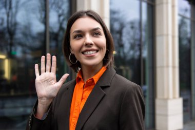 İş günü. Elinde taablet olan genç bir iş kadını.