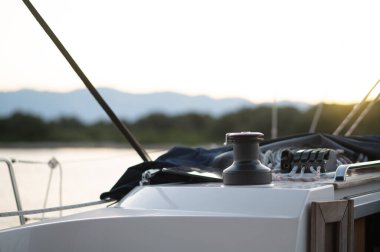 Yat parçaları. Bir yelkenli yatının resmini kapat.