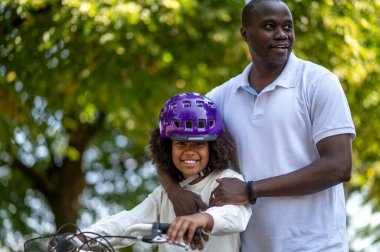 Hafta sonu. Baba ve çocuklar parkta birlikte vakit geçiriyorlar.