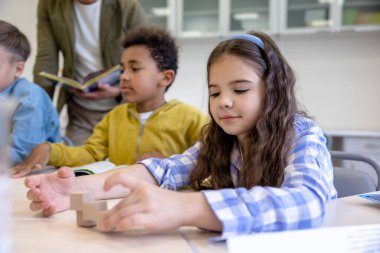 Sınıf arkadaşı. Okuldaki bir grup arkadaş birlikte iyi hissediyorlar.