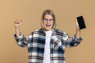 Modern gençlik. Gözlüklü, tabletli ve akıllı telefonlu sarışın bir genç.