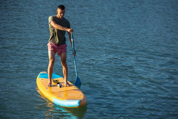 海に浮かぶサブボードのスポーツマン — ストック写真