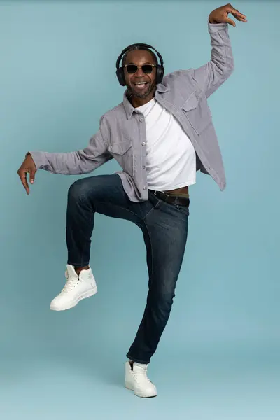 Χαμογελαστός Μελαχρινός Άντρας Ακουστικά Που Χορεύει Κάνοντας Αστείες Κινήσεις Στη — Φωτογραφία Αρχείου