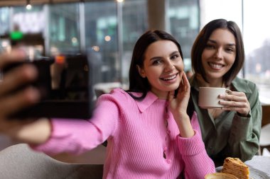 Birlikte. Mutlu kızlar birlikte vakit geçiriyorlar ve heyecanlı görünüyorlar.