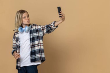 Selfie. Gülümseyen genç kız selfie çekiyor ve eğleniyor.