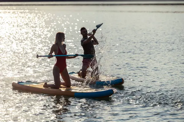 Pareja Feliz Hombre Mujer Flota Río Supboards Puesta Sol Deporte — Foto de Stock
