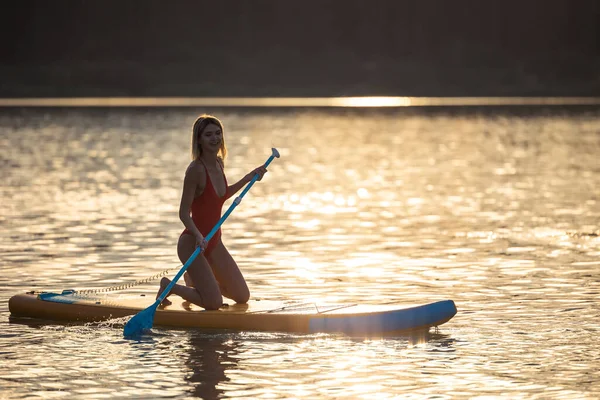Young Woman Supsurfing Sunrise River Lake — Stock Photo, Image