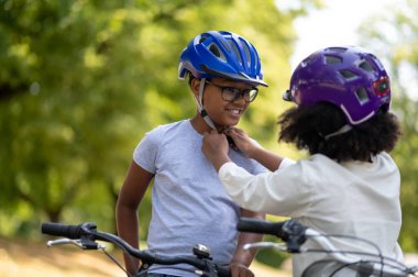 Koruyucu hemlet. Kardeşinin koruyucu hemleti tamir etmesine yardım ediyor.