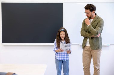 - Cevap veriyorum. Derste tahtada duran kız.