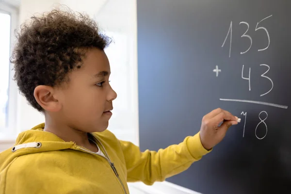 Μάθημα Μαθηματικών Σκουρόχρωμο Αγόρι Που Γράφει Κλάσματα Στον Πίνακα Στο — Φωτογραφία Αρχείου