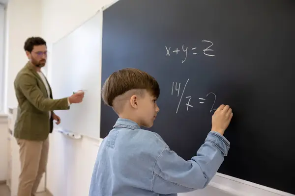 Wiskundeles Jongen Antwoordt Bij Wiskundeles Schrijft Het Bord — Stockfoto
