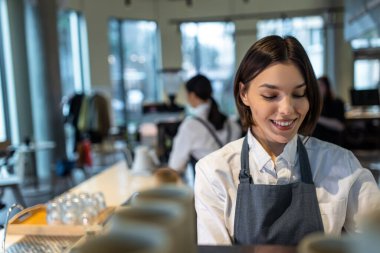 Kahve zamanı. Kahve dükkanında kahve hazırlayan bir asistan.