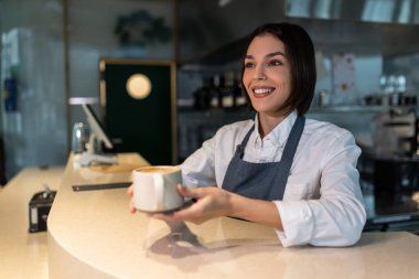 Kahve zamanı. Bir fincan kahveyle gülümseyen bir kız