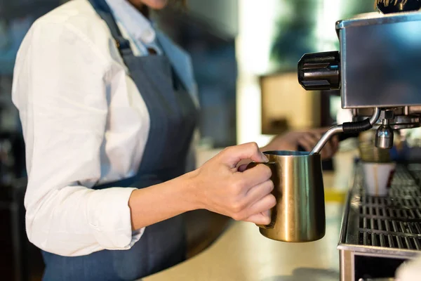 Dags För Kaffe Kaffebutiksbiträde Som Förbereder Kaffe Ett Kafé Stockfoto