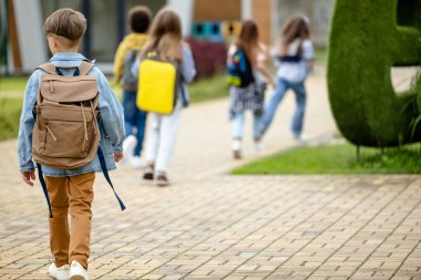 Dersten sonra. Çocuklar dersten sonra okuldan çıkıyorlar.