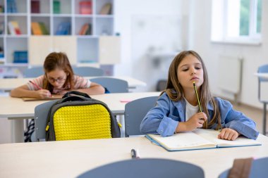 Okuldan bir ders. Dersteki çocuklar ilgili ve ilgili görünüyorlar.