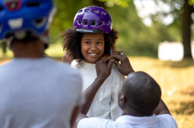 Parka git. Çocuklar babalarıyla vakit geçirip bisiklet sürmeyi öğreniyorlar.