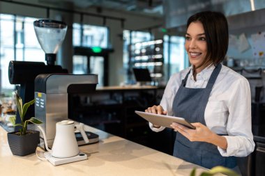 Kahve dükkanı. Kahve dükkanındaki güzel siyah saçlı genç kız.