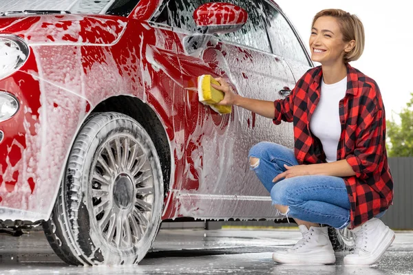 Lavagem Carro Mulher Loira Limpando Porta Carro Com Uma Espuma — Fotografia de Stock