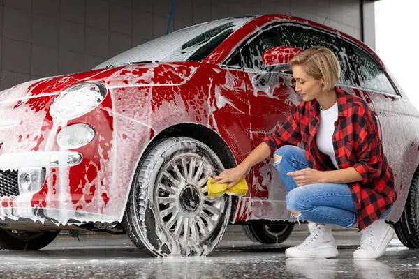 Lavagem Carro Mulher Loira Limpando Porta Carro Com Uma Espuma — Fotografia de Stock