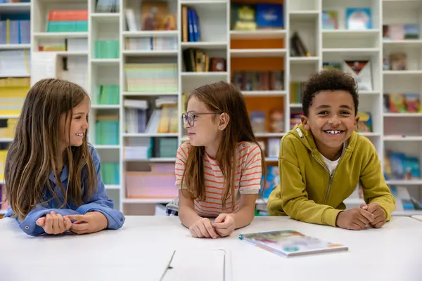 Crianças Escola Sentadas Juntas Uma Mesa Biblioteca Escola — Fotografia de Stock