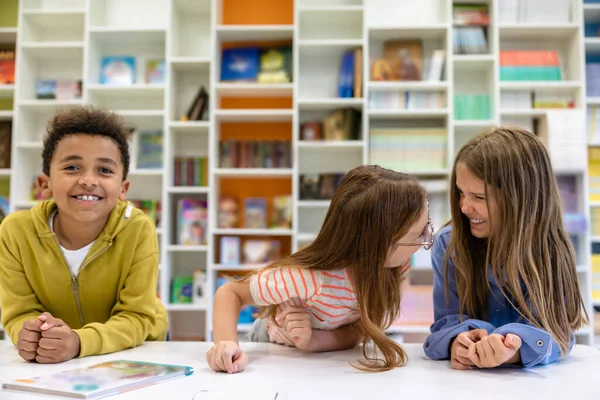 Kinderen Zitten Schoolbibliotheek Plezier Hebben Tijdens Pauze Wachten Les — Stockfoto