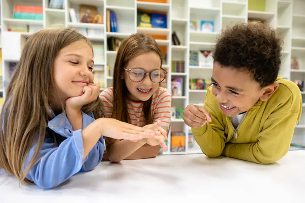 Kinderen Zitten Schoolbibliotheek Plezier Hebben Tijdens Pauze Wachten Les — Stockfoto