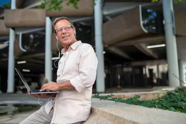 Sonriente Hombre Mediana Edad Usando Computadora Portátil Calle Ciudad — Foto de Stock