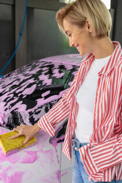Autowaschanlage Junge Frau Wäscht Auto Der Waschanlage Und Sieht Involviert — Stockfoto