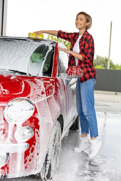 Lavagem Carros Mulher Camisa Quadriculada Vermelha Lavando Carro Olhando Ocupado — Fotografia de Stock