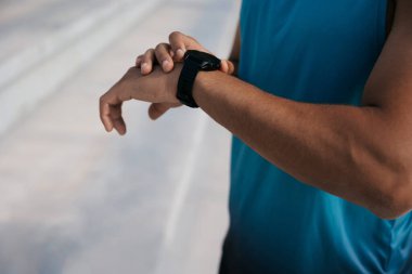 Kontrol zamanı. Siyah saatli bir adamın kolunun resmini çek.