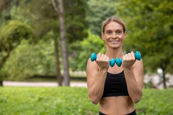 Ćwiczę Świeżym Powietrzu Miejska Kondycja Trening Bicepsów Sportowa Kobieta Trening — Zdjęcie stockowe