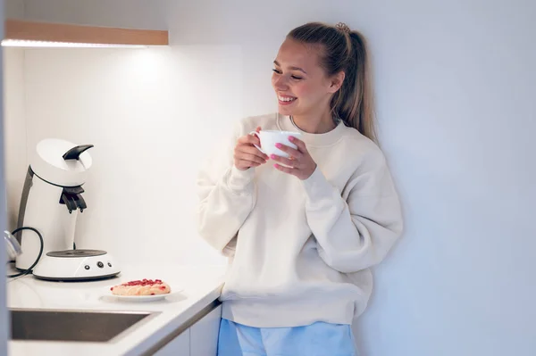 Koffie Tijd Lachend Schattig Meisje Met Koffie Keuken — Stockfoto