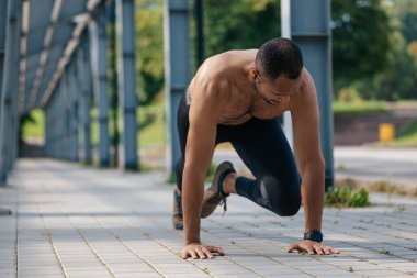 PLank. Genç, yapılı, tahtanın üzerinde duran Afrikalı bir Amerikalı.