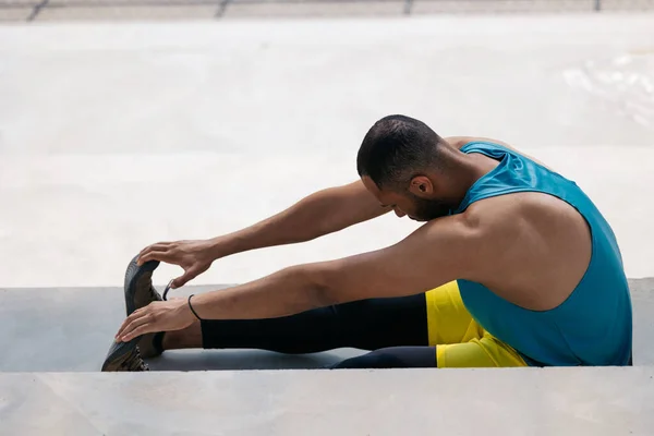 Nogi Się Rozciągają Młody Mężczyzna Sportowej Odzieży Ćwiczy Rozciąga Nogi — Zdjęcie stockowe