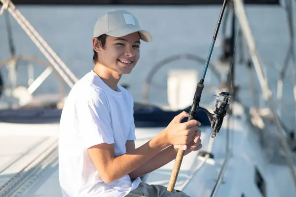 Auf Einer Jacht Lächelnder Teenager Mit Mütze Auf Einer Jacht — Stockfoto