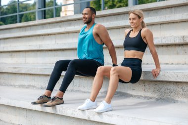 Egzersiz eğitimi. Boş zaman aktivitesi. Sporcu yaşam tarzı. Sportif kadın ve erkek dışarıda ters şınav çekiyor..