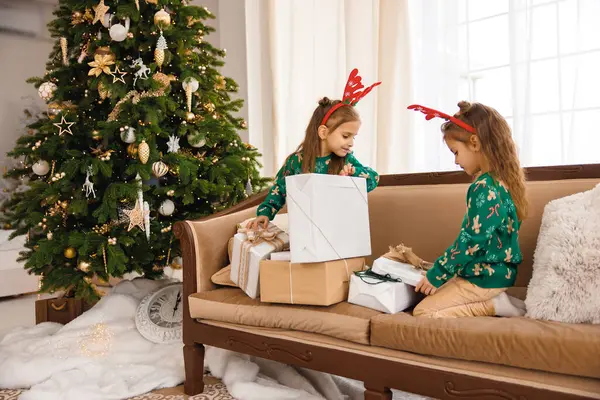 Dwie Siostry Zielonych Swetrach Jelenie Przystawki Otwierające Prezenty Świąteczne — Zdjęcie stockowe