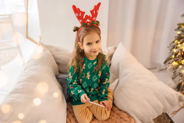 Γλυκό Κοριτσάκι Που Περιμένει Χριστουγεννιάτικα Δώρα — Φωτογραφία Αρχείου