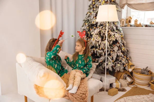 Två Tvillingar Stannar Hemma Tillsammans Och Förbereder Sig För Jul — Stockfoto