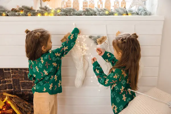 Δύο Δίδυμοι Μένουν Σπίτι Και Ετοιμάζονται Για Χριστούγεννα — Φωτογραφία Αρχείου