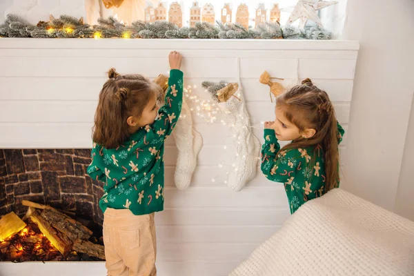 Dwie Bliźniaczki Zostają Razem Domu Przygotowują Się Świąt — Zdjęcie stockowe