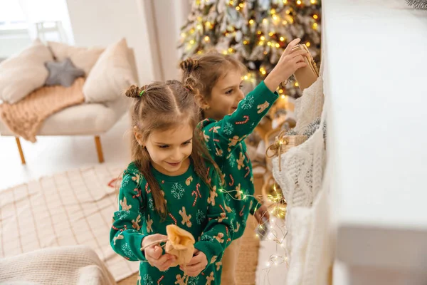 Δίδυμα Διακόσμηση Στο Σπίτι Για Χριστούγεννα Και Αναζητούν Απασχολημένος — Φωτογραφία Αρχείου