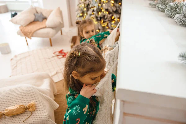 Близнецы Украшают Дом Рождество Выглядят Занятыми — стоковое фото