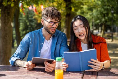 Öğrenciler. Genç çift birlikte bir şeyler okuyor ve kendilerini iyi hissediyorlar.