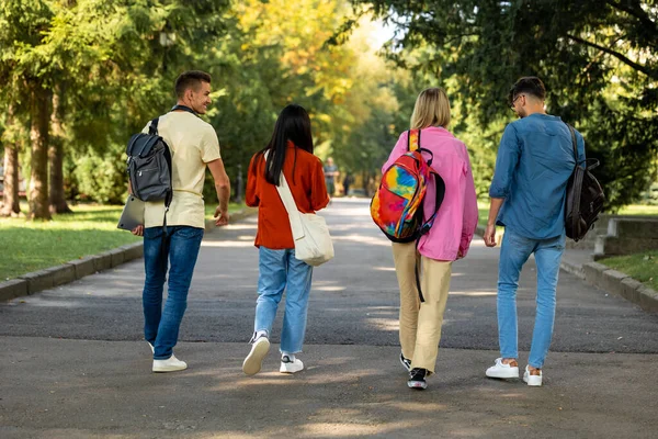 Parktaki Öğrenciler Bir Grup Öğrenci Parkta Yürüyor Heyecanlı Görünüyorlar — Stok fotoğraf